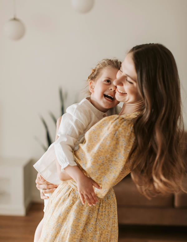 girl-and-mom